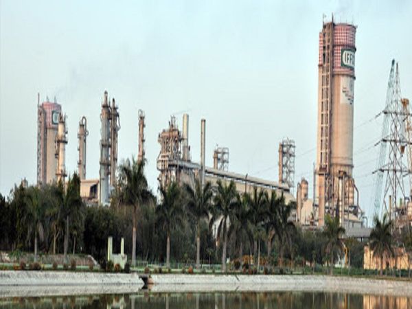 Two persons died in a gas leakage at IFFCO plant in Phoolpur Prayagraj UP news