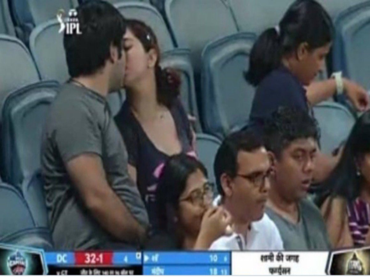 IPL 2022 Couple Kiss During IPL Match Photo Goes Viral, IPL 2022 मैच