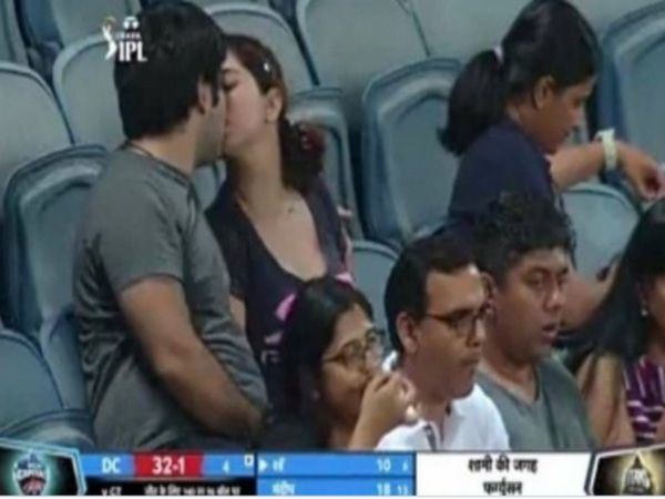 IPL 2022 Couple Kiss During IPL Match Photo Goes Viral