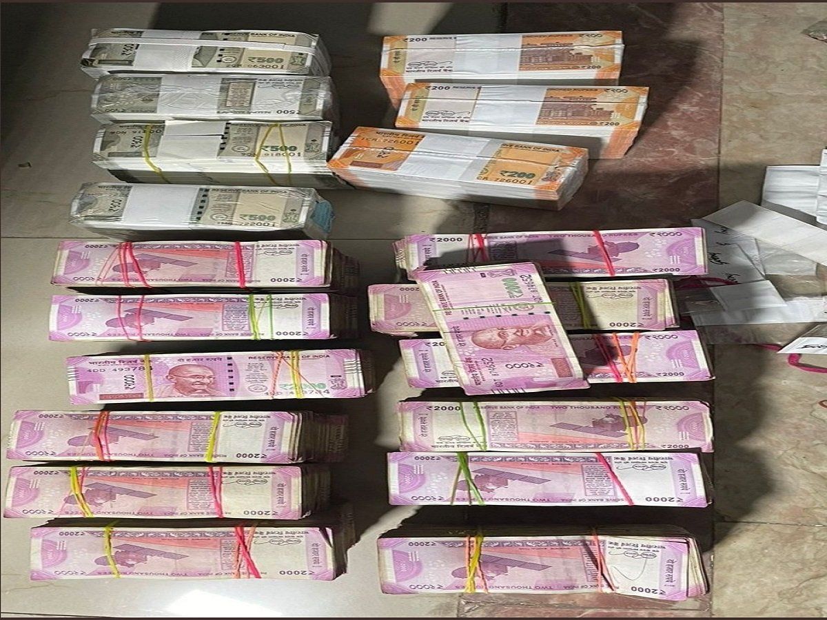 Noida: पूर्व IPS के घर पर छापेमारी में मिले करोड़ों, बेसमेंट में मिले 600 निजी लॉकर
