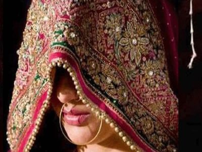 Newly married women Who left her husband for lover, tore off police uniform in police station