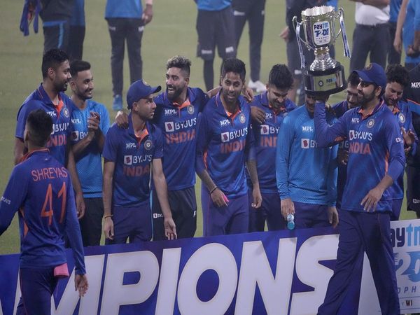 Indian-Cricket-team-with-Trophy