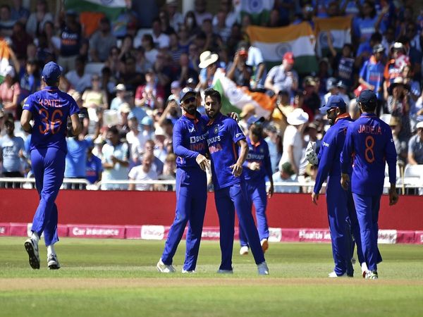 Indian-cricket-team-with-Umran-Malik