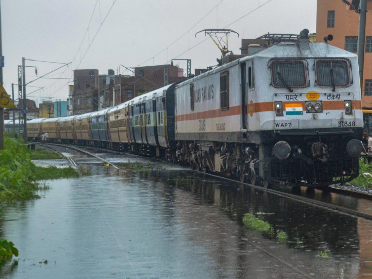 Clone trains : आज से चल रही हैं 40 क्लोन ट्रेनें, 3 घंटे पहले पहुंचेंगी गंतव्य स्टेशन, जानिए सब कुछ