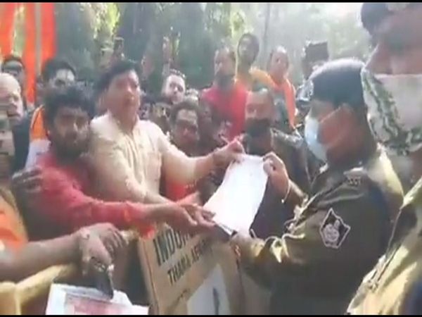 Case registered against 50 supporters of Kalicharan Maharaj in Indore, video of 'Godse Zindabad' sloganeering surfaced
