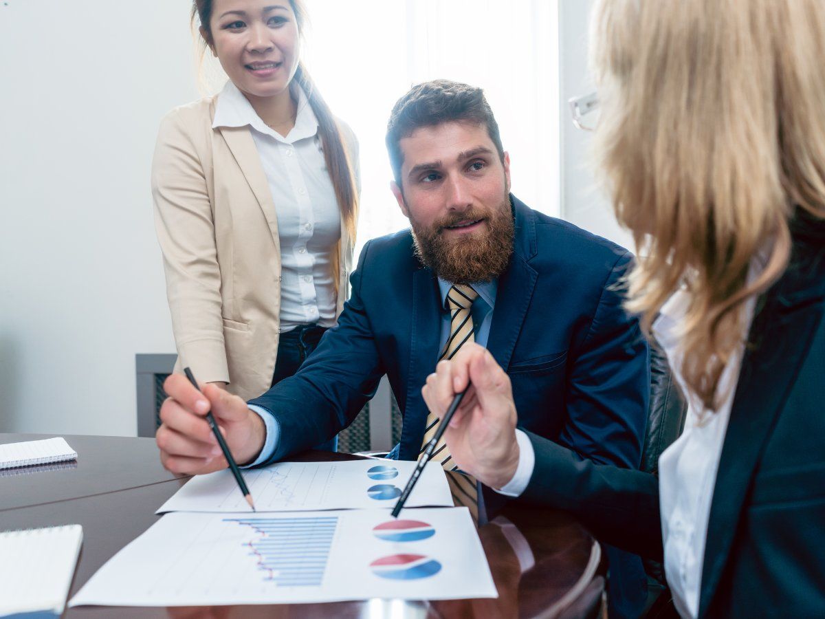 Career Tips: इन्वेस्टमेंट एनालिस्ट बन करें दूसरों की मदद और खुद भी कमाएं लाखों, जानें कोर्स और करियर स्कोप