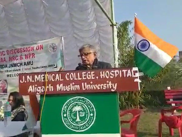 इतिहासकार इरफान हबीब ने कहा, 'पीएम मोदी जाहिल हैं, अमित शाह को अपना नाम बदल लेना चाहिए'