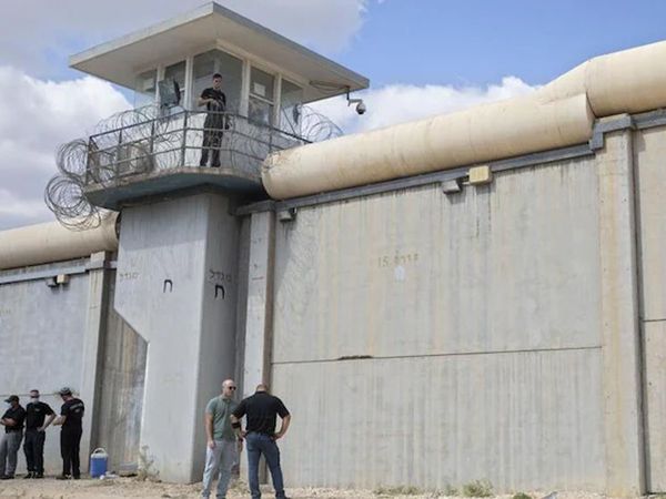 six Palestinian prisoners tunneled out of cell escaped from jail in israel