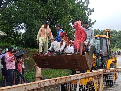 Pregnant woman cross the culvert from JCB Photo Goes Viral Pregnant woman cross the culvert from JCB Photo Goes Viral