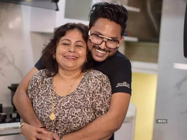 Jaan Kumar Sanu Mother reaction on Marathi issue