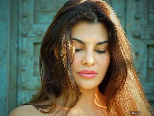 अभिनेत्री जैकलीन फर्नांडीज को मुंबई एयरपोर्ट पर रोका गया