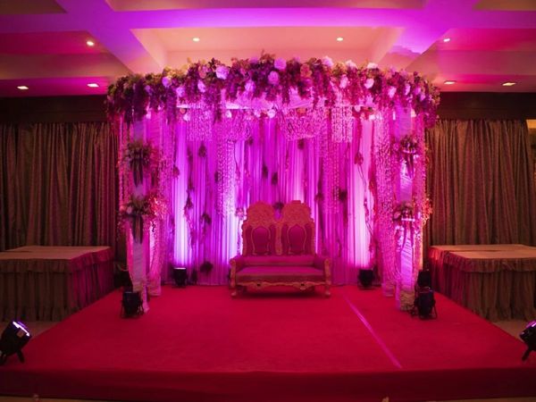 Groom kept waiting on Jaymala stage, while the bride fled with boyfriend in Kanpur