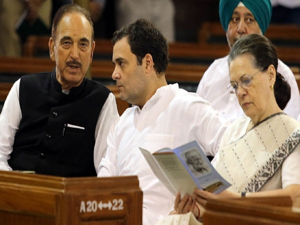 सोनिया गांधी और राहुल गांधी के साथ वरिष्‍ठ कांग्रेस नेता गुलाम नबी आजाद