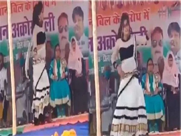 Laila dance at Jharkhand Congress Jan Aakrosh Rally stage for farmers protest