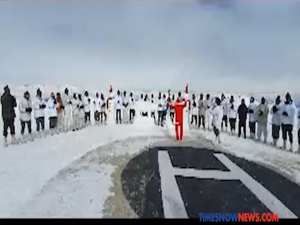 कश्मीर में LoC पर जवानों ने बर्फ के बीच इस तरह किया क्रिसमस सेलिब्रेट [VIDEO]