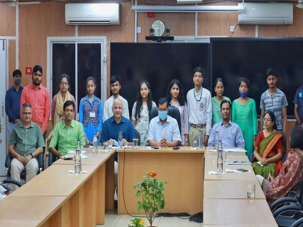 CM Kejriwal and Manish Sisodia Interact With Students Of Delhi Govt Schools Who Performed Well In NEET-JEE