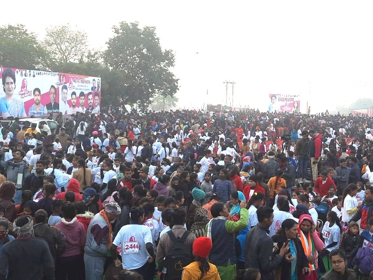 कांग्रेस की 'लड़की हूँ लड़ सकती हूँ मैराथन': लखनऊ में नहीं मिली इजाजत तो झांसी में 10 हजार लड़कियां दौड़ीं-VIDEO