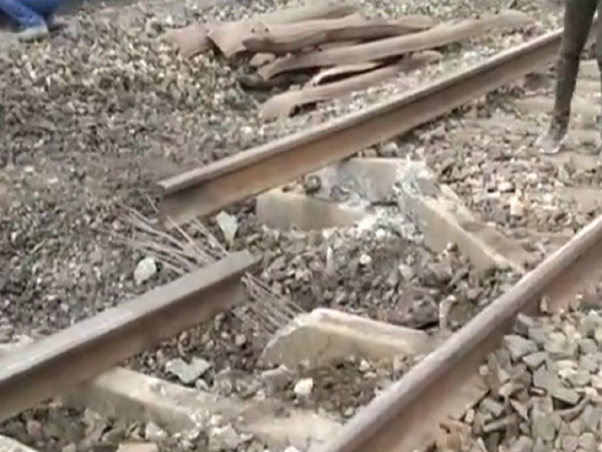 Jharkhand: धनबाद मंडल में रेलवे की पटरियों पर बम विस्फोट, पटरी से उतरा डीजल इंजन
