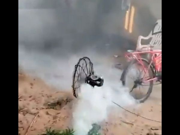 Machhar Bhagane Ke Desi Jugaad Funny Video Goes Viral on Social Media