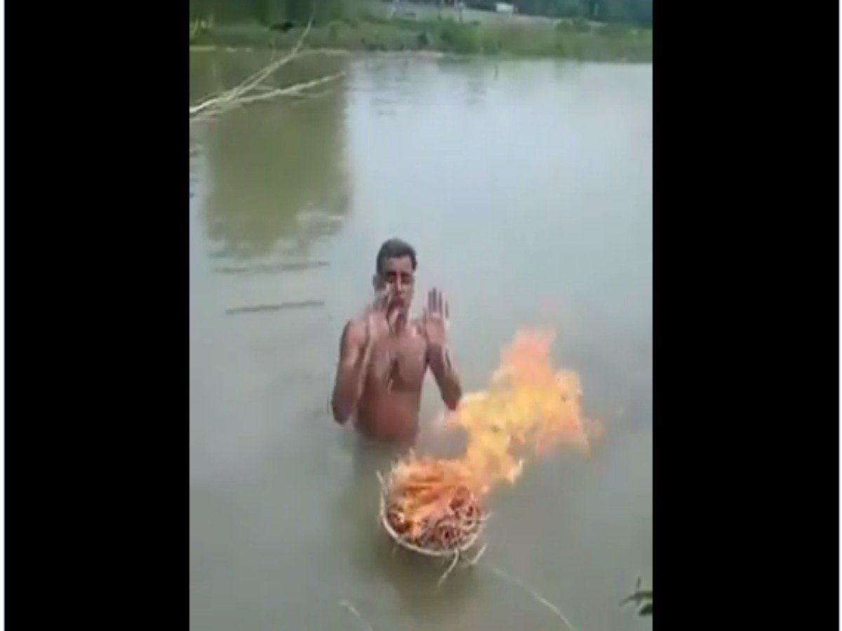 Video: ठंडे पानी में नहाने के लिए शख्स का झन्नाटेदार जुगाड़, वीडियो देख कहेंगे- 'मेरा देश महान'