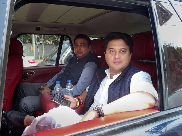 Jyotiraditya Scindia's 10,000 supporters resign from Congress