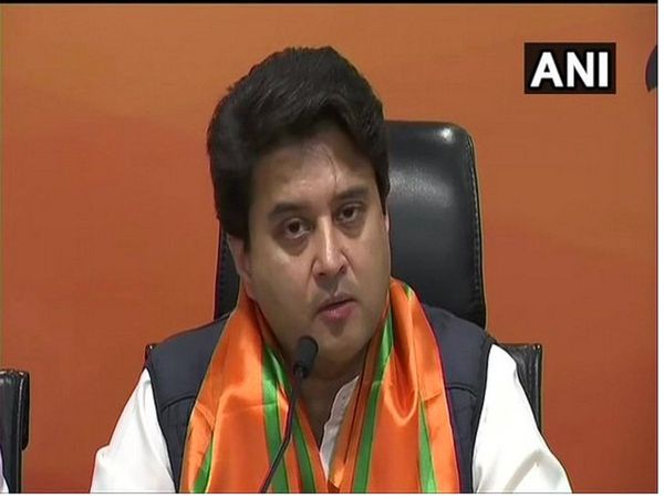 'टाइगर अभी जिंदा है', दिग्विजय सिंह और कमलनाथ पर कुछ यूं भड़के ज्‍योतिरादित्‍य सिंधिया