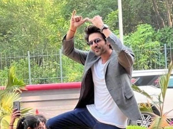 Kartik Aaryan Video Viral For greeted fans and Clim out on car roof- 