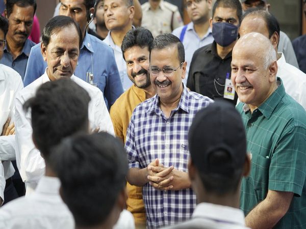 TRS leader K Chandrashekhar Rao met Arvind Kejriwal, the third front intensified