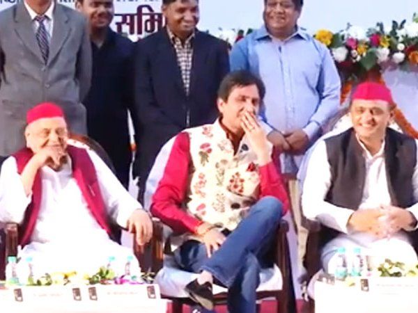Viral Video: मुलायम सिंह ने कवि कुमार विश्वास को दिया ऑफर,बोले-कहीं नहीं हैं तो सपा में शामिल हो जाएं!