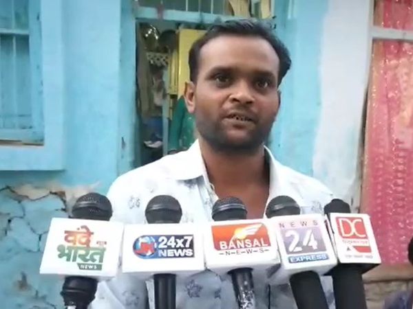 Ratlam's Kabad man set an example of honesty, found jewelery and money of lakhs found in scrap and returned it to the owner