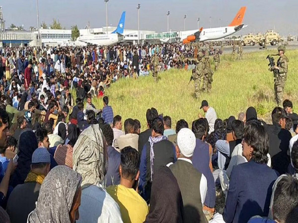 Kabul Airport के बाहर 3 हजार की मिल रही है पानी की बोतल, 7500 में एक प्लेट चावल, देखें Viral Video