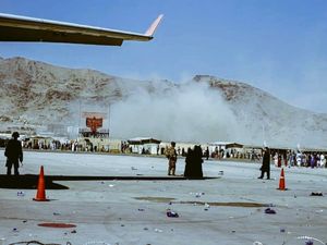 Kabul: बम धमाके के बाद चारों तरफ थीं चीख-पुकार और भागती एंबुलेंस, देखें Kabul Blast के बाद की Photos