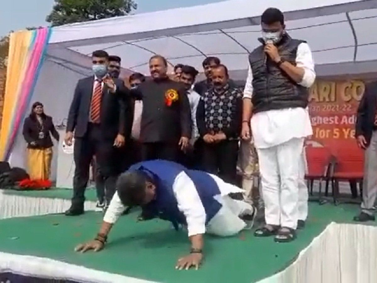 खूब वायरल हो रहा 65 साल के कैलाश विजयवर्गीय का वीडियो, 40 सेकंड में लगाए 59 पुशअप्स