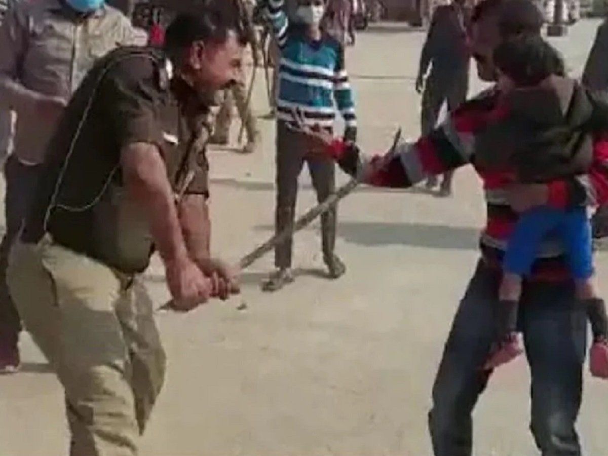 Kanpur: गोद में बच्चा लिए शख्स को बेरहमी से पीटती रही पुलिस, वीडियो वायरल हुआ तो दी अजीब सफाई, VIDEO