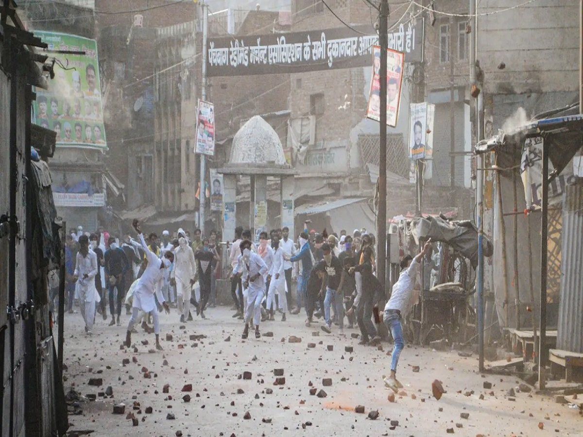 Kanpur Violence में 100 से ज्यादा लोगों ने की हिंसा, आरोपियों के खिलाफ एक्शन में योगी सरकार