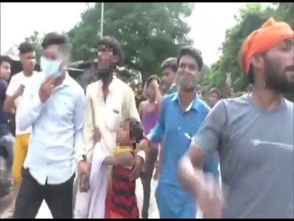 Kanpur Muslim Man Allegedly Beaten By Bajrang Dal Activist In Front Of Police Over Conversion Issue 