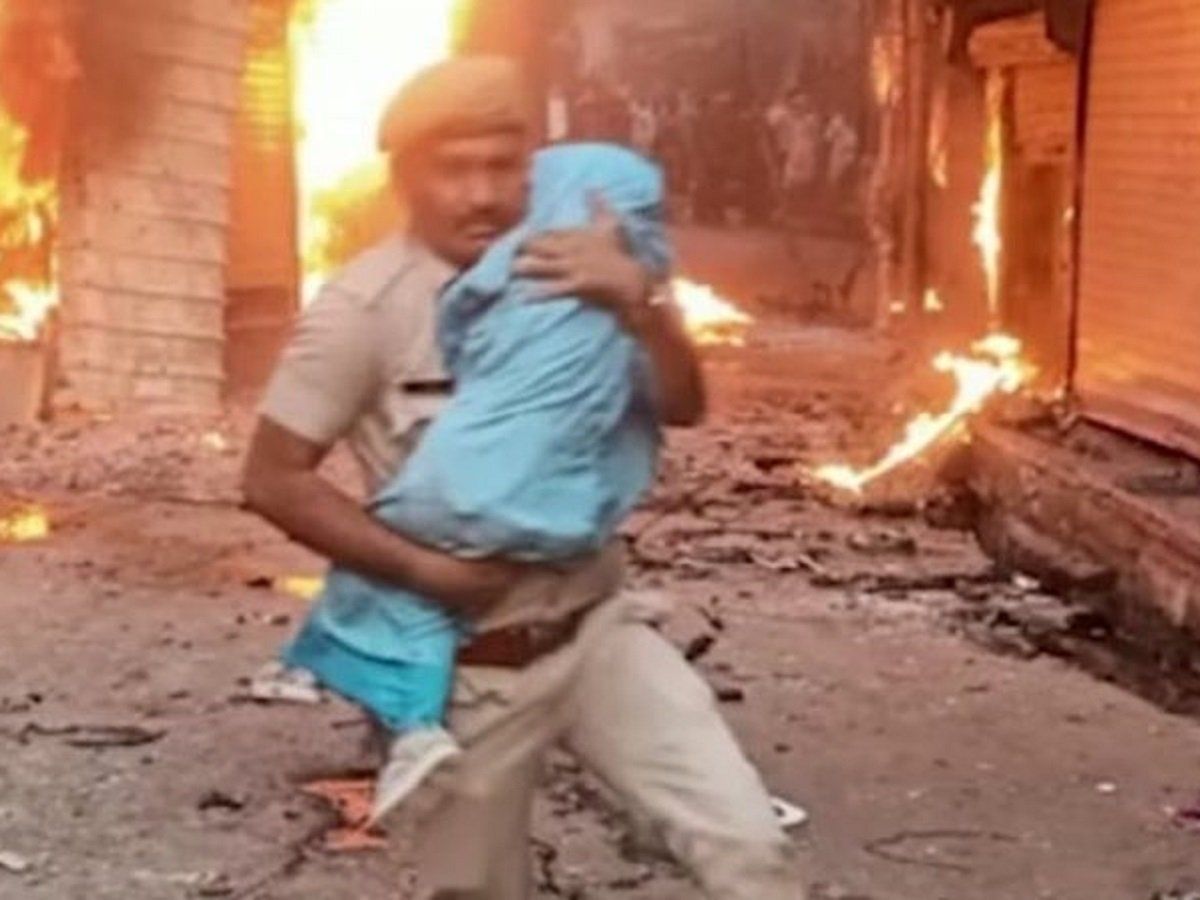 Karauli Violence: मिलिए करौली हिंसा के उस सिपाही से जिसने जान पर खेल बचाई मासूमों की जिंदगी