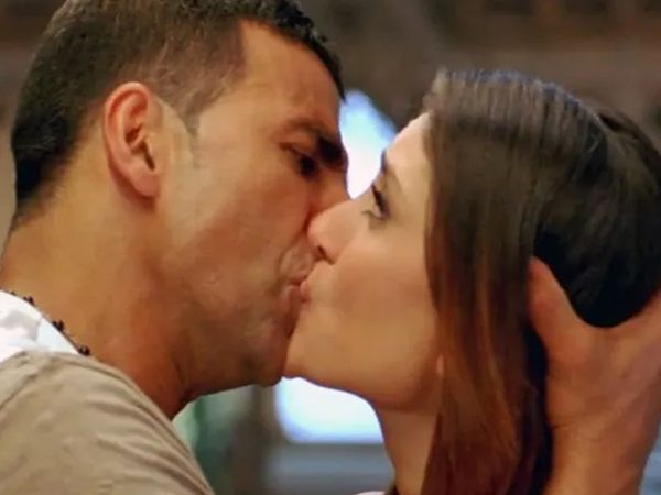 Kareena Kapoor and Akshay Kumar Kiss
