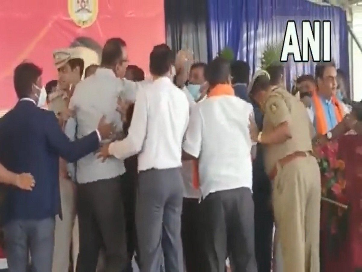 Karnataka: जब मंच पर CM के सामने ही लड़ने लगे मंत्री और कांग्रेस सांसद, देखें वीडियो