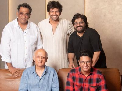 Aashiqui 3: Kartik Aaryan and Anurag Basu signs Aashiqui 3 and produced by Bhushan Kumar Mukesh Bhatt- Aashiqui 3: Kartik Aaryan and Anurag Basu signs Aashiqui 3 and produced by Bhushan Kumar Mukesh Bhatt-