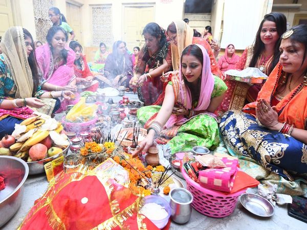 Karwa Chauth Vrat Katha 2021 in Hindi