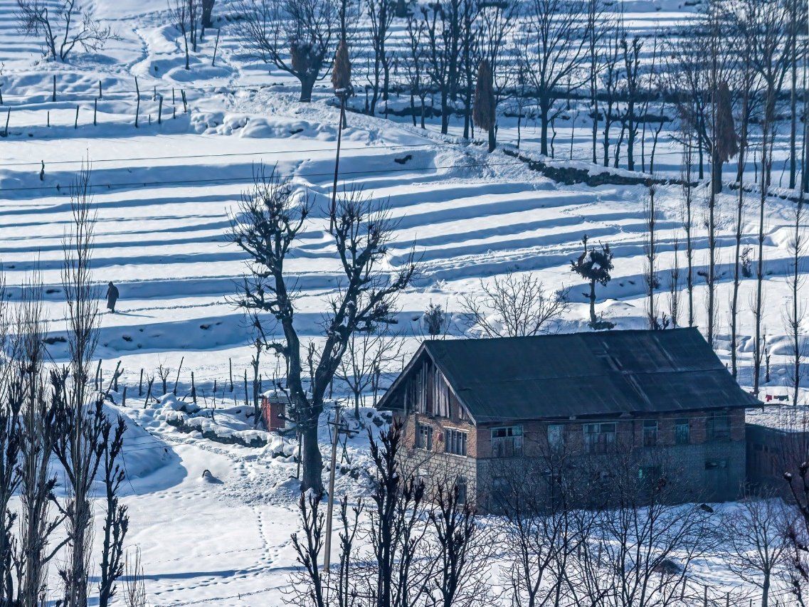 Kashmir Tourism: जन्नत से कम नहीं है कश्मीर, जानिए वहां की बेहद खूबसूरत घूमने लायक जगह