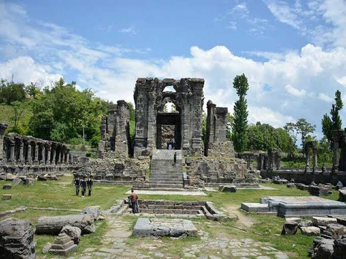 कश्मीर फाइल्स में इस 1400 साल पुराने मंदिर का जिक्र,अब बचे हैं खंडहर