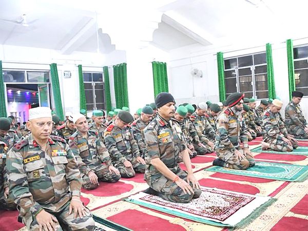 Kashmir Namaz viral pics