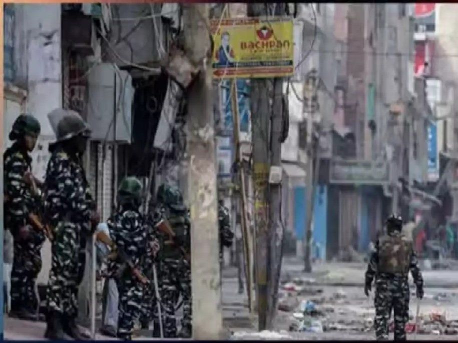 खरगौन हिंसा में पत्थरबाजों पर सरकार का सख्त एक्शन, फरार दंगाइयों के घर पर चला बुलडोजर-VIDEO