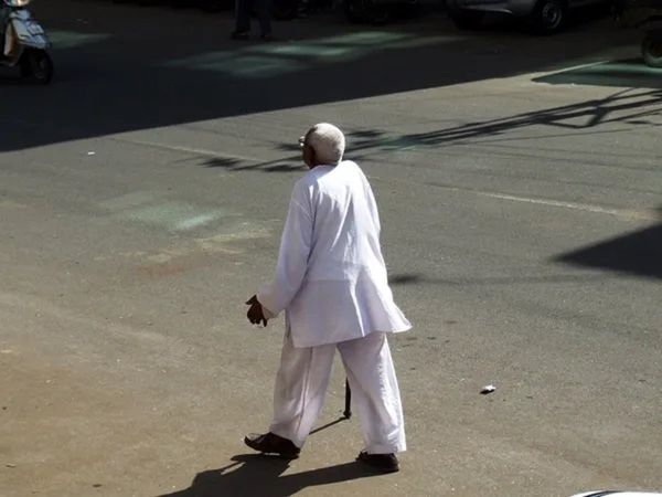 Kidney patient returned home walking from the hospital faints