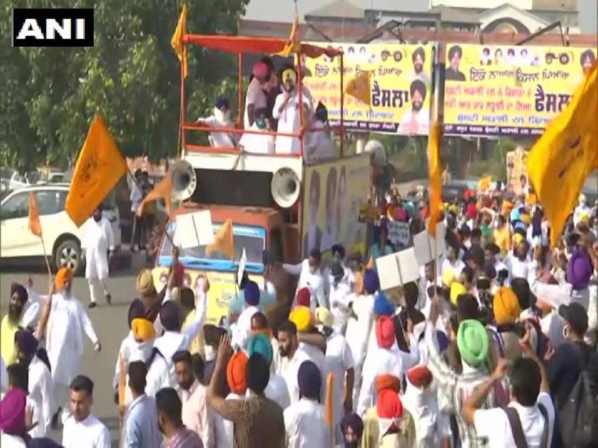 Punjab: कृषि कानूनों का विरोध, सुखबीर सिंह बादल के नेतृत्व में अकाली दल का किसान मार्च शुरू