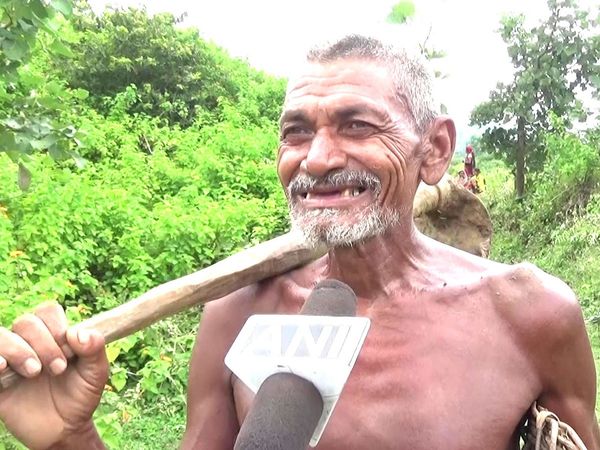 A 70 year old man laungi bhuiyan dug a 3 km canal to bring-rain water to village in gaya bihar 