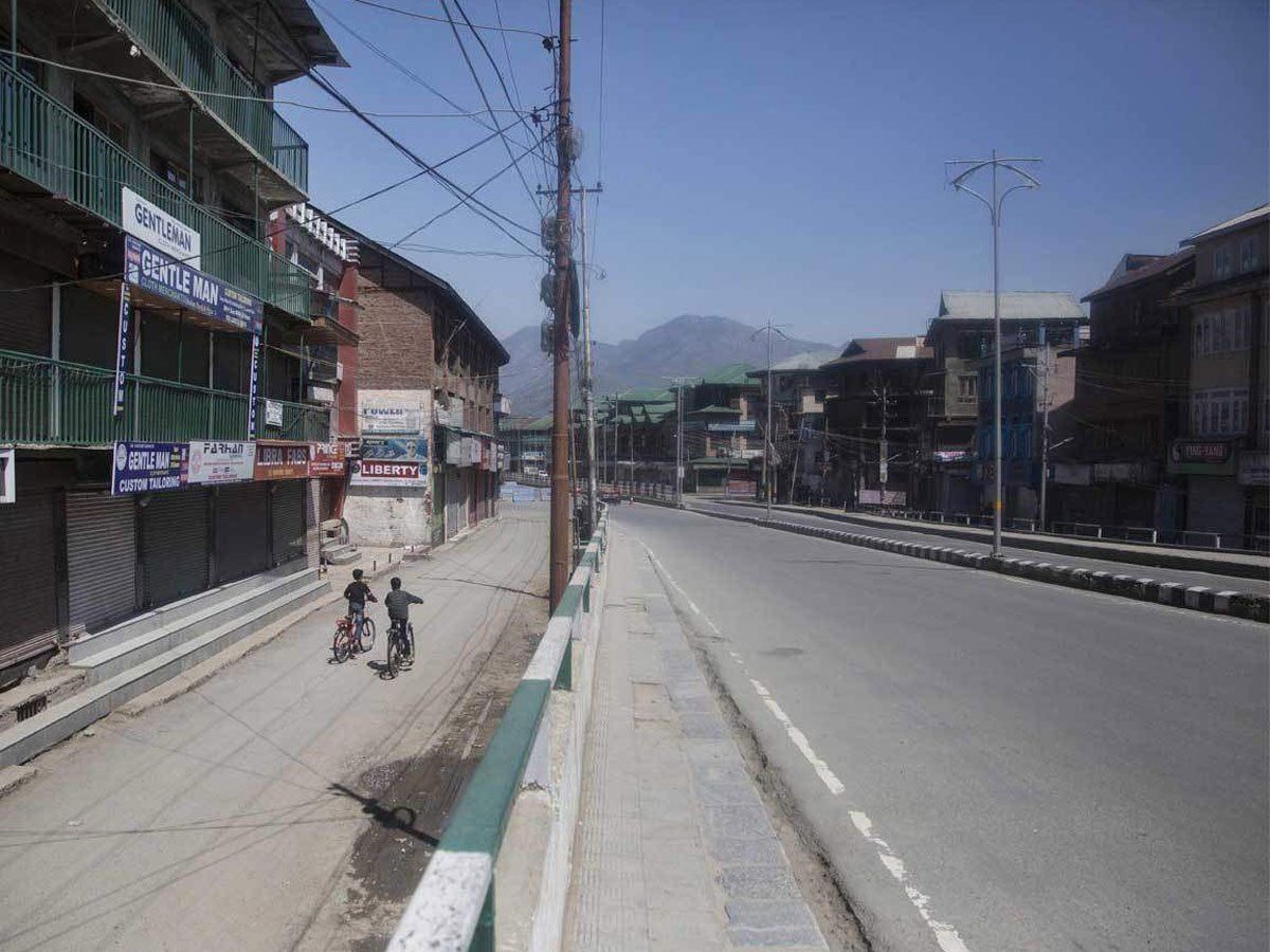 J&K:लॉकडाउन लागू करने के लिए बारामूला के अतिरिक्त उपायुक्त ने लोगों को छड़ी से पीटा