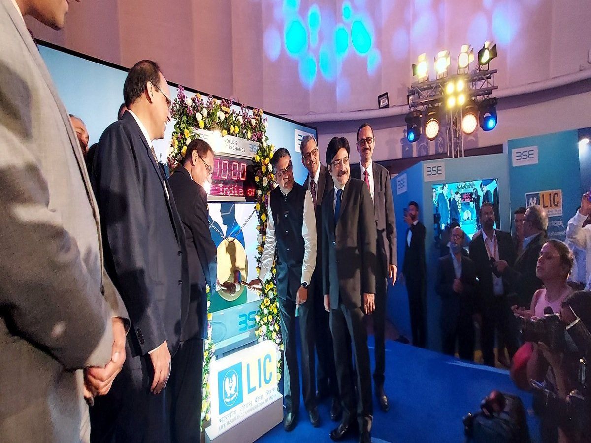 LIC के IPO से निवेशकों को हुआ नुकसान, जानें कितने पर लिस्ट हुआ शेयर